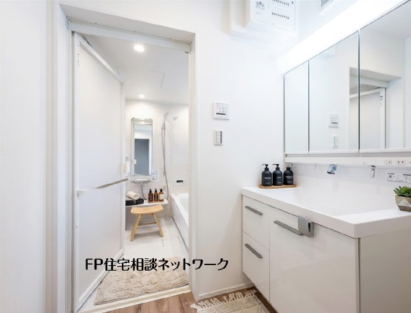 【洗面脱衣室】  本画像はAIがCGで家具を作成しており、実際の現地に家具は設置されておりません。また、販売価格に家具等は含まれておりません。 