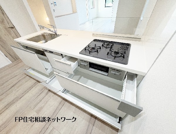 【キッチン収納】  使い勝手の良いシステムキッチンの収納です。引き出しがフルオープンするため、奥まで見渡しやすく、調理器具や食器もたっぷり収納可能。シンク下には包丁差しも完備されています。