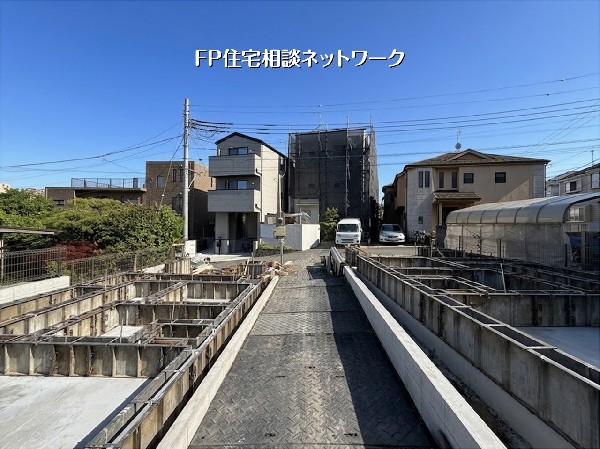 外観:周辺は落ち着いた住環境で、陽当たりも良好。理想の住まいへと形を変えていく様子を、ぜひ現地でご覧ください。