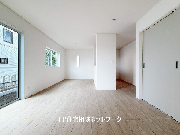 家族だんらんのスペースとなるリビング。家具の配置がしやすい広さを確保しつつ、窓が多い設計は色々な角度から光が取り込めるこだわりの間取りです。