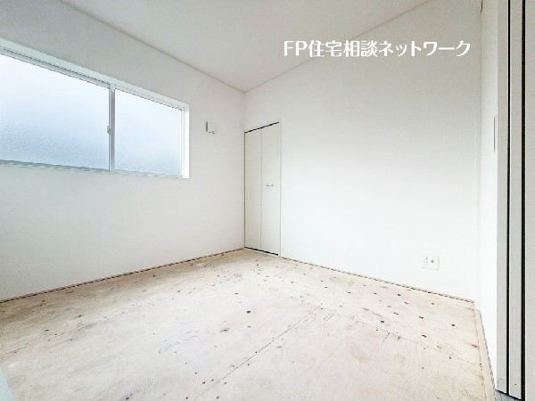 客間としての利用だけではなく、ちょっと横になってお昼寝をするスペースとしても重宝します。畳の匂いが何とも気持ちを落ち着かせてくれる、そんな癒しの場ですね。