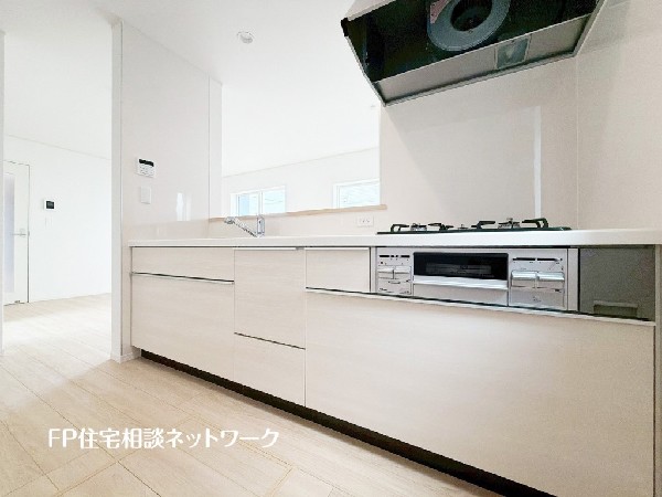 新しいキッチンは食事の支度も楽しく出来る。お手伝いをしてくれるお子様と並びながら準備や片付けが出来るキッチンは、ご家族のコミュニケーションを育む場として活躍します。
