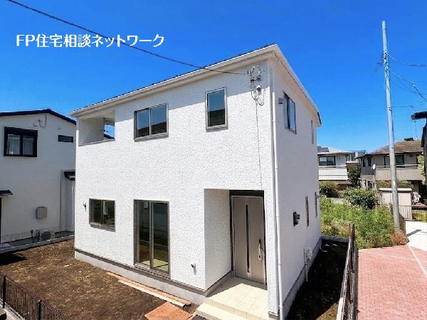 外観:閑静な住宅街に位置し、東側も隣地のカースペースになっており、建物が隣接していないので解放感のある2階建て住宅です。