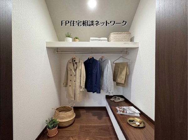 【クローゼット】  本画像はAIがCGで家具・小物を作成しており、実際の現地に家具・小物は設置されておりません。また、販売価格に家具・小物等は含まれておりません。