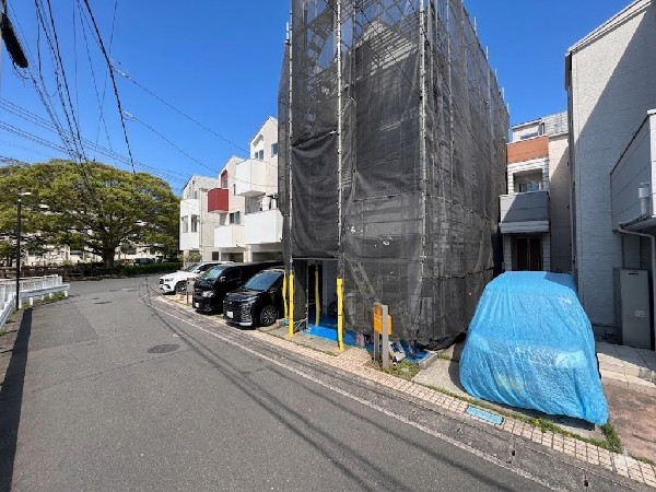 外観:【外観】  青空に映えるスタイリッシュな外観、一歩中へ入れば開放感あふれる吹き抜けがお出迎え。陽光が優しく注ぐリビングは、家族の笑顔をより輝かせます。