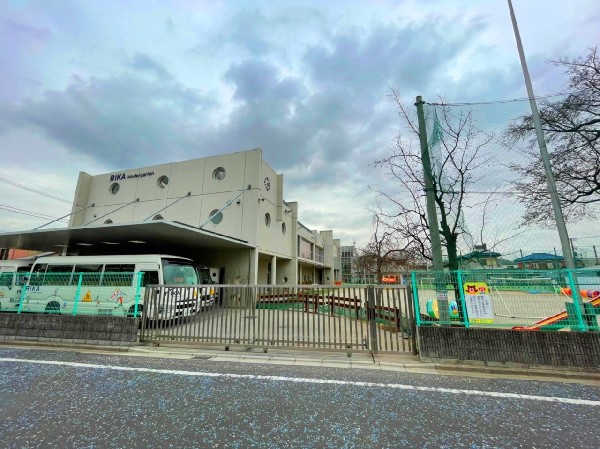 周辺環境:梨花幼稚園(園舎・園庭から子供たちの元気な声が聞こえてきます。できることが増えていく、お子様の成長が楽しみです。)