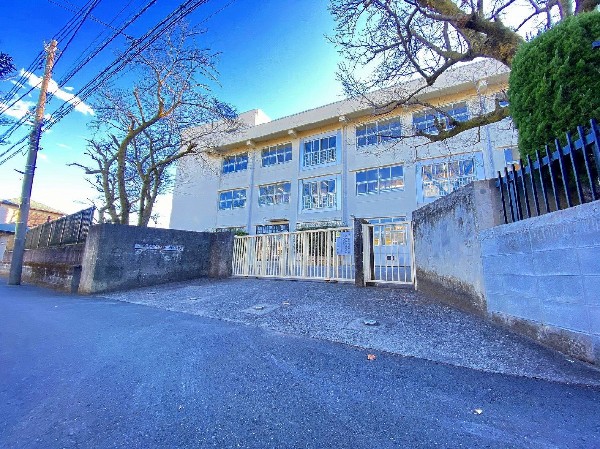 周辺環境:狛江市立狛江第一中学校 　(成長の過程でより濃い時間を過ごす3年間。お子様にとって、とても大切な思い出となるはずです。)