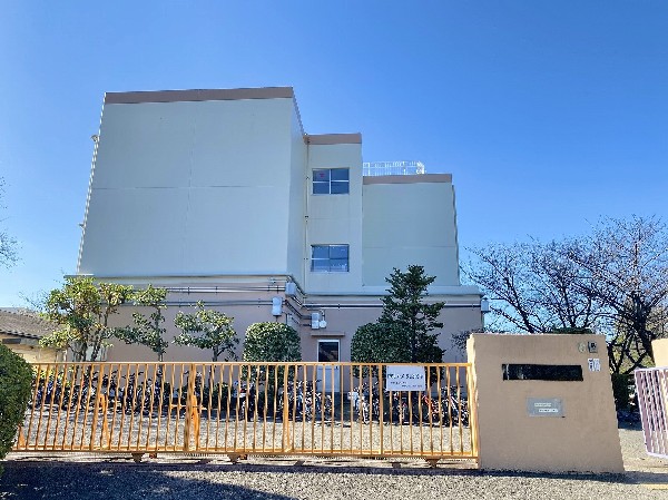 周辺環境:片平小学校　(学校教育目標「風になろう わ になろう かたひらの子」　なかよく語り合い協力しあう、豊かな人間性をはぐくむ教育。)