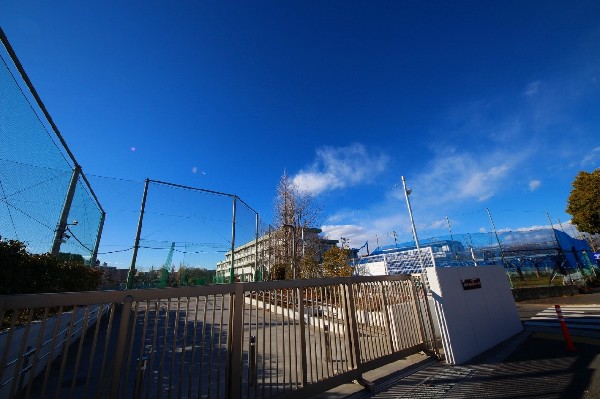 周辺環境:稲城市立稲城第三中学校(成長の過程でより濃い時間を過ごす3年間。ここで過ごす時間は、お子様にとって、とても大切な思い出となるはずです。)