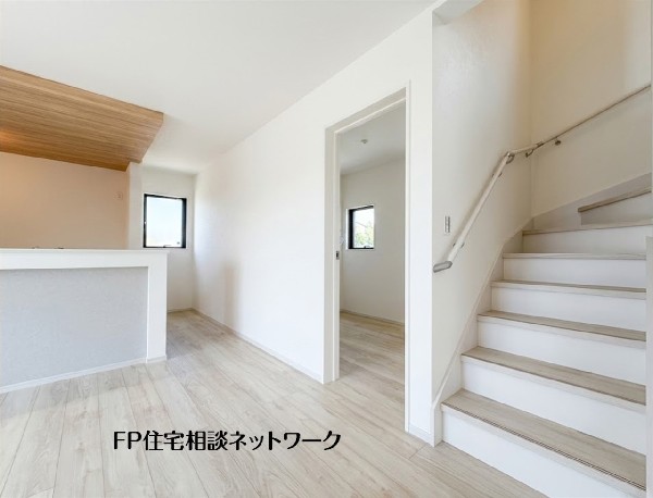 【リビングイン階段】  リビングイン階段を採用し、家族が自然と顔を合わせる住まい。リビングから洗面脱衣室へスムーズに移動できる、毎日の暮らしや家事動線に配慮した間取りです。