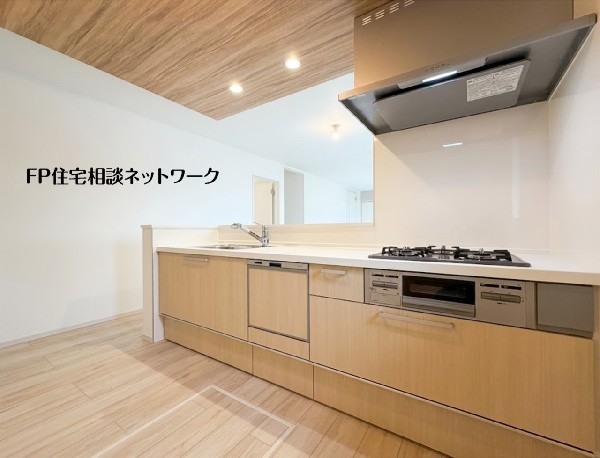 【キッチン】  木目調のアクセントクロスが天井を彩り、上質な空間を演出。開放感のある対面キッチンは家族との会話が弾み、毎日の料理や配膳も快適にこなせる住まいです。