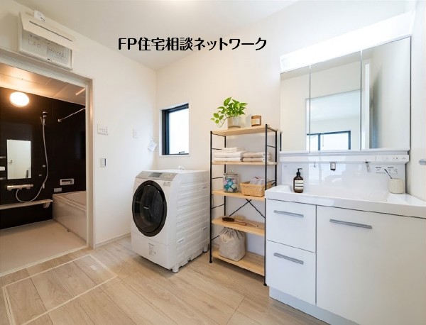 【浴室洗面室】  本画像はAIがCGで家具を作成しており、実際の現地に家具は設置されておりません。また、販売価格に家具等は含まれておりません。