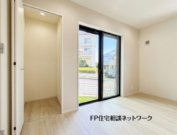 【LDKクローゼット】  LDKに便利なクローゼットを備え、日用品や掃除道具もすっきり収納。庭へ直接出られる掃き出し窓から自然光が差し込み、開放感のある心地よい空間です。