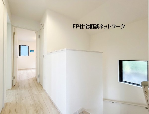 【2階廊下】  明るく開放感のある2階廊下は各居室への行き来もスムーズ。窓から自然光が差し込み、毎日の暮らしにゆとりと心地よさを感じられる住まいです。