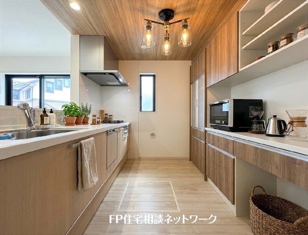 ウォークインクローゼット　衣類を多くお持ちの方には嬉しい間取り。収納力だけではなく、綺麗に見やすく整理できるので、着たい洋服を見つけやすい。