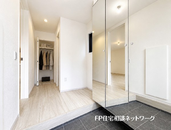 【玄関】  玄関には身だしなみチェックに便利な鏡付きシューズボックスを設置。さらに玄関クローゼットを備え、コートやバッグ、日用品もすっきり収納できる使い勝手の良い住まいです。