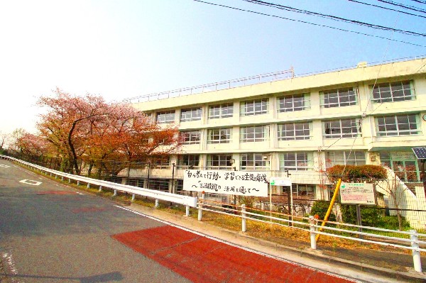 周辺環境:稲城市立稲城第二中学校　(緑豊かな環境で、豊かな未来を育む。本校の教育目標は、「進んで学ぶ人、心の豊かな人、たくましく生きる人、助け合って働く人」。)