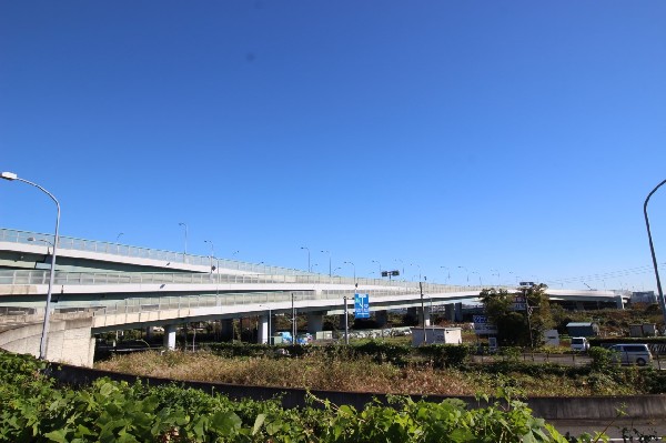 周辺環境:東名高速横浜青葉IC(休日の日の行楽や帰省、遠方にお出かけになる際にはこの距離は便利です。)