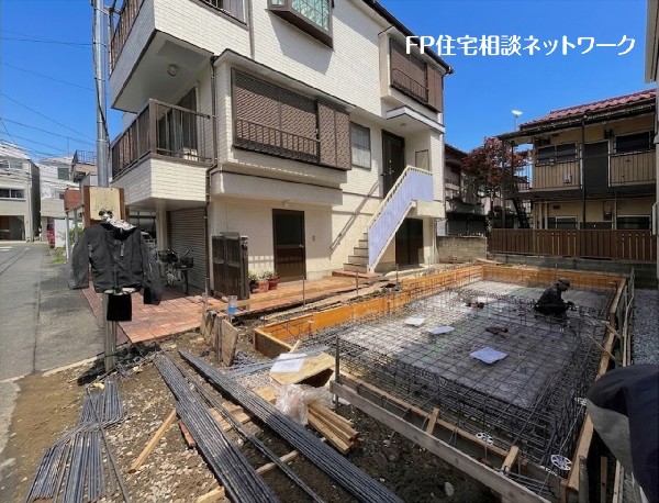 外観:閑静な住宅街に位置し、落ち着いた住環境が魅力の住まい。周辺は車通りも比較的少なく、小さなお子さまのいるご家庭にも嬉しい環境。