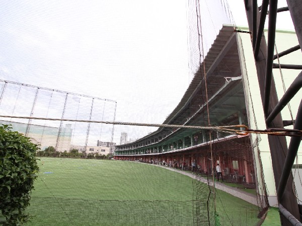 周辺環境:リンクス新川崎(閑静な住宅街の一画にある広々とした練習場です。駅に近いですが、駐車場も完備しております。)