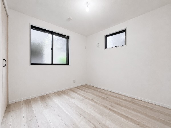 2面採光でお部屋の隅々まで明るい印象の居室。おひさまの光を、爽やかな風をたっぷりと取り込めます。居室内はいつも明るい印象ですので、気持ちの良い朝を迎えられそう。