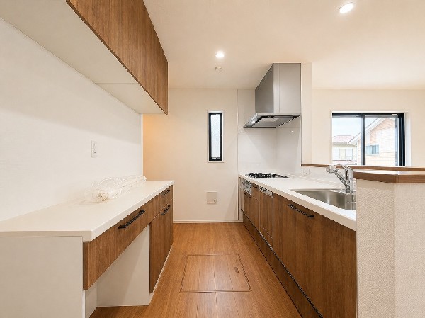 システムキッチンと一体感あるカラーでまとまった、カップボード付です。新生活に伴い、家具選びの時間と費用の面でもうれしい設備仕様です。