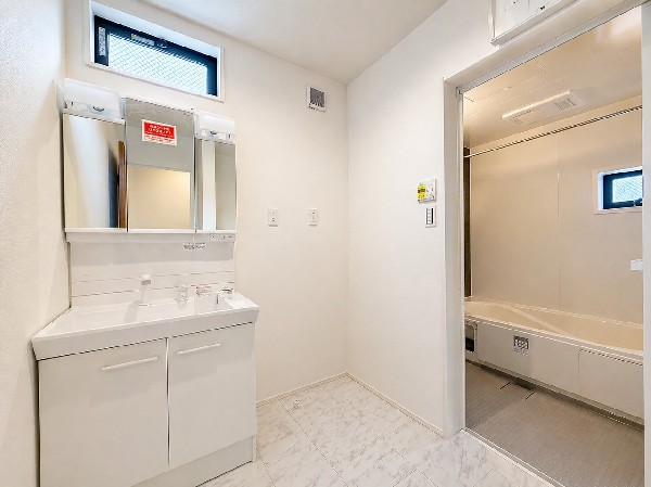 ゆとりの洗面スペースで朝の身支度も快適スムーズに。面鏡で髪のセットやお化粧もストレスなくこなせ、朝から気分良く通勤通学に向かえそうですね！