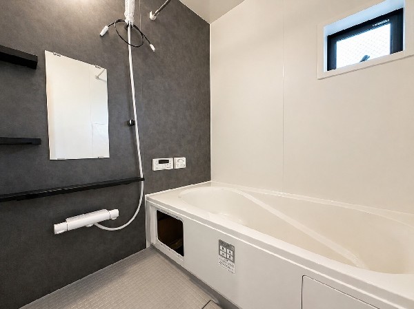 ご家族との憩いの場として、一日の疲れを癒す場として、ゆったりと足を伸ばしてくつろげる綺麗で清潔感のある色味の浴室。