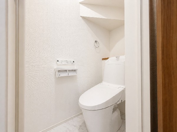 洗浄機能付き便座を標準装備。冬の寒い時期には暖房機能も活躍。快適にご利用いただけます。また、タンク奥のスペースを利用してちょっとした収納を造作することも可能。