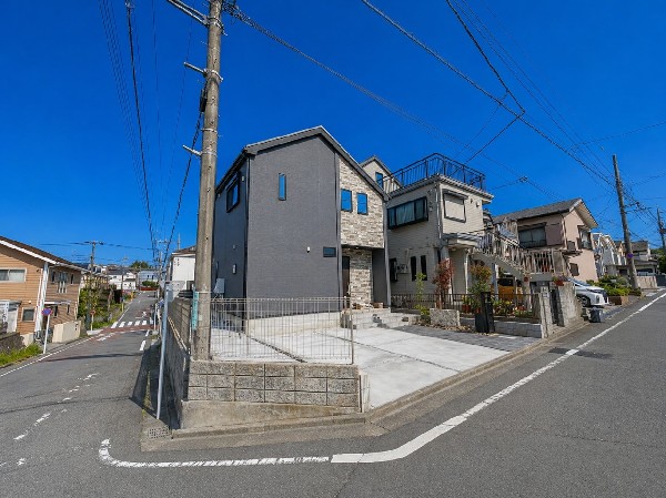 外観:四季を通じて自然と触れ合えるスポットが周辺には盛りだくさん！お散歩やジョギング、週末のご家族での遊びに最適です。