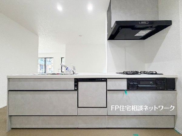 新しいキッチンは食事の支度も楽しく出来る。お手伝いをしてくれるお子様と並びながら準備や片付けが出来るキッチンは、ご家族のコミュニケーションを育む場として活躍します。