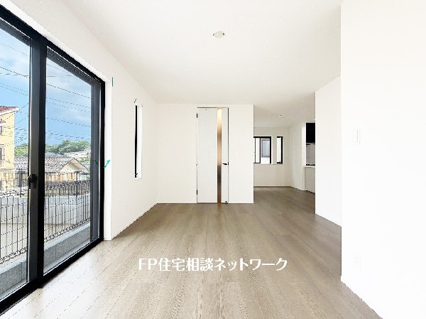 オープンな空間を生み出す、広がりとゆとり。家族と過ごす時間を大切にしたい方にぴったりのゆとりある住空間です。日差しがリビングの隅々までしっかりと届きます。