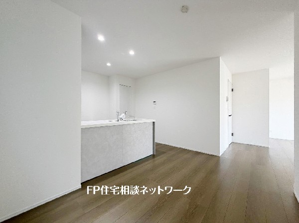 想像以上の質感が訪れる者の心を離さない。フローリング素材、窓の配置、壁面タイル、カラーバランス、どれをとってもワンランク上の仕上がり。