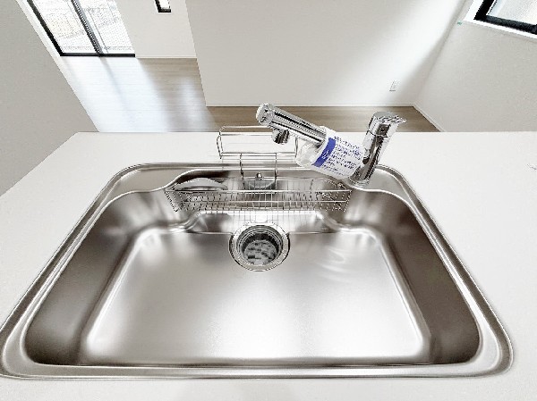スタイリッシュな、浄水器一体型水栓です。水栓にシャワーホースと浄水器を内蔵し、カルキ臭など軽減。シャワーヘッドを引き出すことで、広いシンクのお手入れもラクラク。