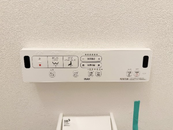 ウォシュレット、暖房便座機能付のトイレです。従来型に比べ節水効果があり、お手入れもしやすいので、家計も家事の負担も軽減してくれます。