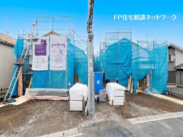 外観:建物面積105m2以上の大型4LDK!敷地と道路に高低差がなく、ゆとりの敷地面積はカースペース並列2台可能です。