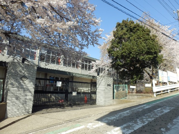 周辺環境:港北小学校 (学校教育目標は、「チャレンジする子　港北の子」～ひと・もの・ことにはたらきかけ、豊かな心を育む学校～)