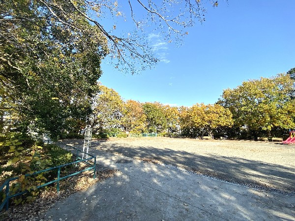 周辺環境:千草台第二公園(高台にある公園で、開放的な広場が広がります。水飲み、ベンチ、トイレ、砂場、すべり台、ブランコ、鉄棒があります。)