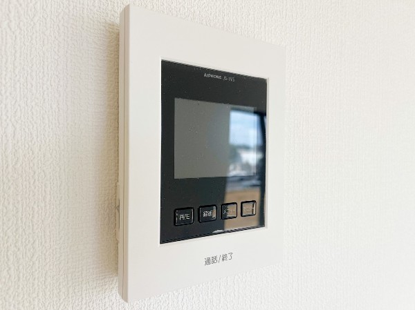 同仕様設備：「TVモニター付インターホン」　モニター付インターホンが標準仕様です。不安になりがちな防犯面。目で確認できるからあんしんです。