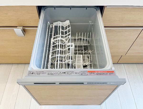 同仕様設備：「食器洗浄乾燥機」　利用者が増えているのはメリットが多いから。時間の節約、手が荒れない、水道代の節約、高温度で洗うので油汚れもしっかり落とせる。まさに理想家電。