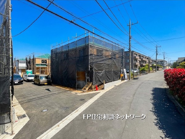 外観:陽光あふれる角地に、待望の新築戸建が登場。開放感のある立地で、落ち着いた住環境が魅力です。新しい生活をここから始めませんか。詳細はお気軽にお問い合わせください。