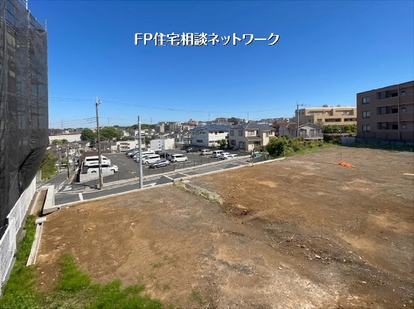 外観:見晴らしが良く、青空が広がる開放的な売地です。陽当たりを重視する方に適した、風通しの良い立地。