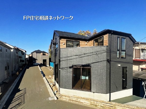 外観:【類似外観同仕様】施工例のため分譲中の建物とは外壁、屋根開口部等の形状・仕様が異なります。