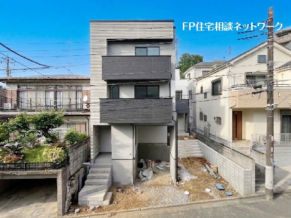 外観:閑静な住宅街に位置した、スタイリッシュデザイナー住宅！室内も収納が豊富な4LDK、ご家族の多い方やテレワーク、趣味のお部屋が欲しい方にもおすすめです。