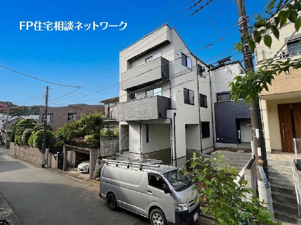 外観:南道路に面した前面道路幅員やゆとりの5ｍ幅員、車もすれ違う事が出来るのでお車の運転が苦手な方でも安心です。