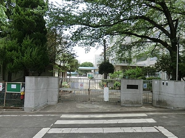 周辺環境:三田小学校(歴史ある小学校、児童数約630人が豊かな人間性を培い、心身ともにたうましく、実践力のある三田っ子の育成)