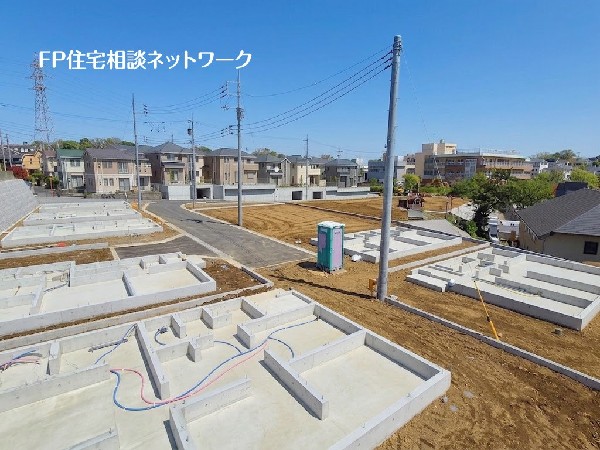 外観:敷地と道路に高低差が無くB8号棟、B9号棟は並列でカースペース3台駐車可能なゆとりの広さです。
