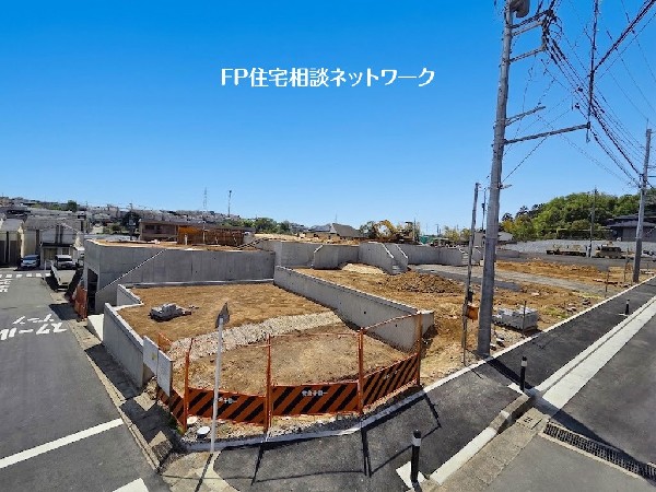 外観:前面道路は7ｍのゆとりの幅員でお車のすれ違いも出来るゆとりの広さ！お車の運転が苦手な方でも安心です。