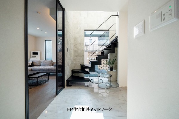 【プラン例　建物価格2200万円　建物面積100m2】吹抜けと鉄骨階段が開放感を演出する玄関ホール。室内にいながら中庭とのつながりも感じられる設計です。