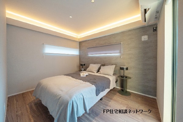 【プラン例　建物価格2200万円　建物面積100m2】間接照明とアクセントクロスを採用した主寝室。落ち着いた雰囲気の中で、ゆったりとした時間を過ごせる空間です。